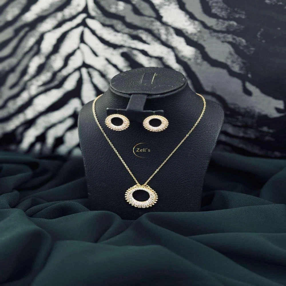 Zell’s Textured Radiant Circle Jewelry Set – Classic Gold-Tone Finish