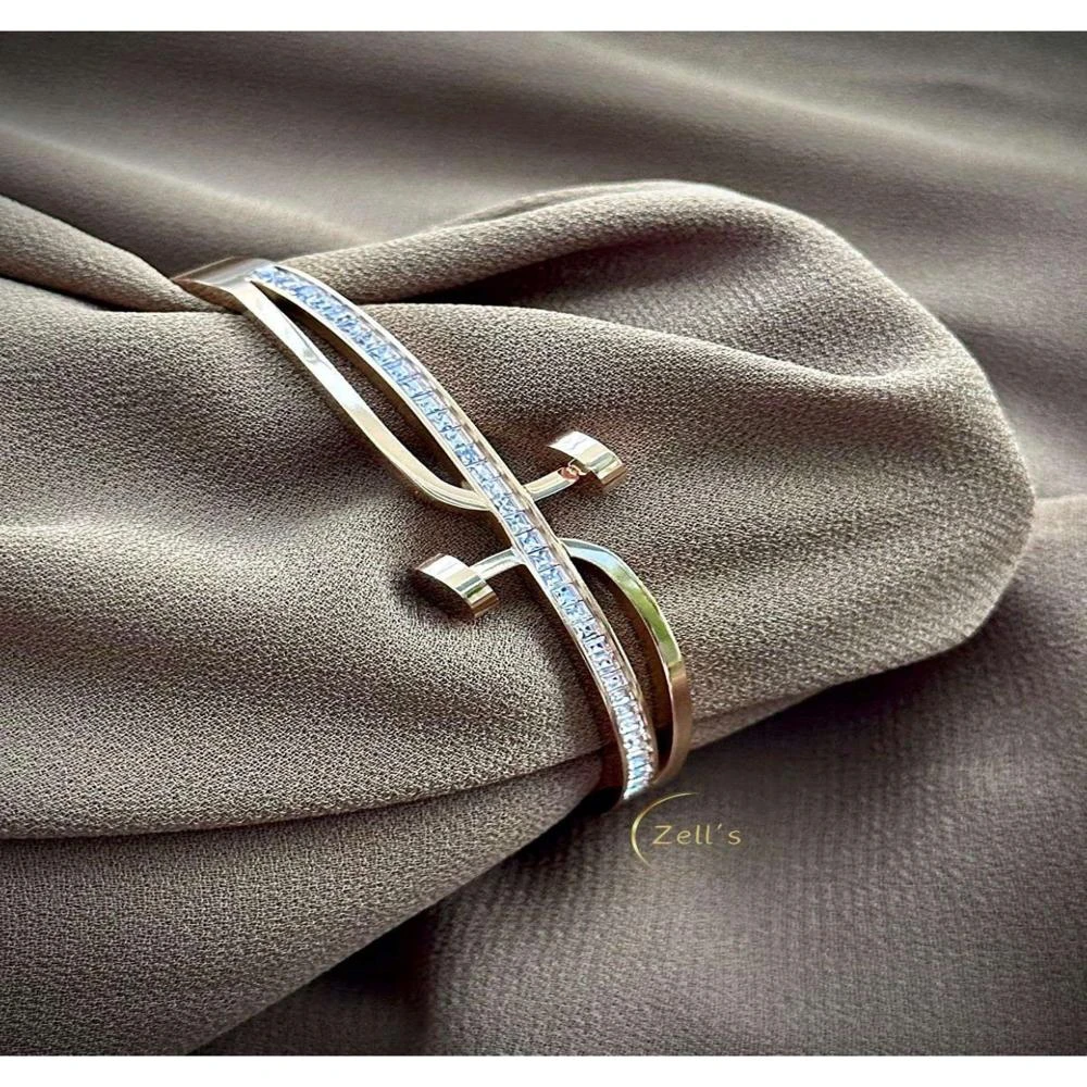 Zell's Elegant Rose Gold Bangle with Diamonds